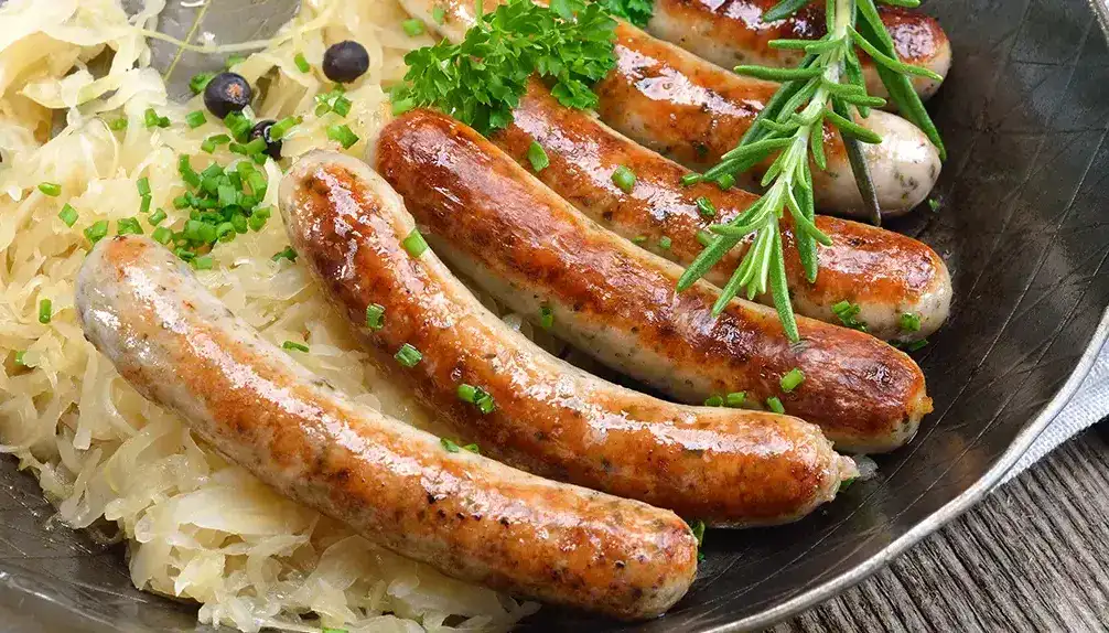 Bratwurst mit Sauerkraut: Das deutsche Traditionsgericht