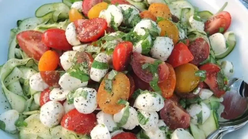 Tomaten-Mozzarella-Salat: Mediterraner Genuss